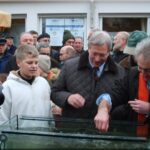 Fischzucht Mohnen mit Kind