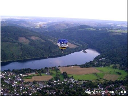 Obermaubach-Vogelperspektive-mit-Ballon