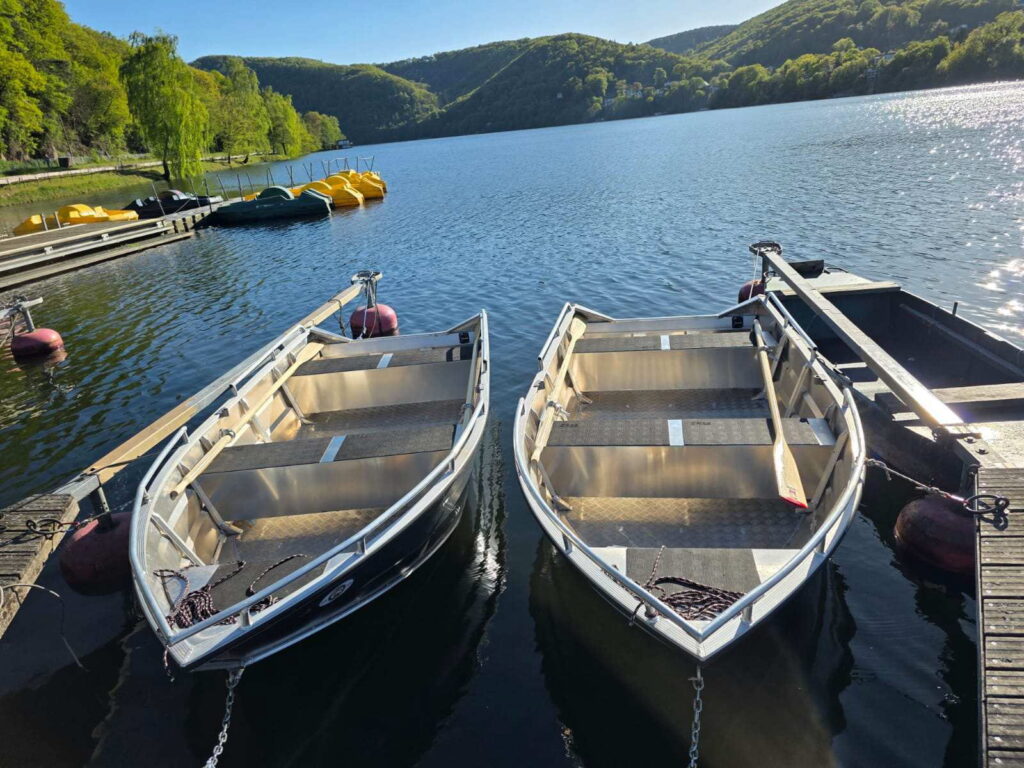 Zwei Vereinsboote am Steg