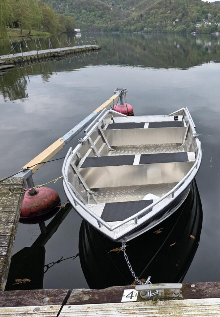 Vereinsboot 1 an Anlegeplatz 4
